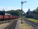 Der Bahnhof Putbus hatte schon Ausfahrsignale im Normal-und Schmalspurteil.Nun hatte man die Lichtsignale durch Formsignale ersetzt.Hier am 14.Juni 2019,das Ausfahrsignal N2 für den Rasenden Roland Richtung Lauterbach.