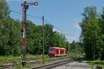 Zwischen dem Ausfahrsignal der KBS 754 im Vordergrund und den Ausfahrsignalen der KBS 753 im Hintergrund erreicht 650 117 als RB 53 / 17810 in Kürze den Bahnhof von Altshausen (26.07.2021)