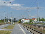Ein Teil der Bahnsteige und die noch vorhandenen Flgelsignale, am 11.05.2022 in Sangerhausen.