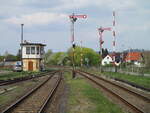 Vom Bahnsteigende in Immelborn fotografierte ich,am 29.April 2022,die Ausfahrsignale G und H in Richtung Bad Salzungen.