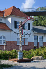 Ein altes Formsignal vor dem Hafenbahnhof in Sassnitz.