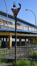 Eines der beiden Rangierhaltsignale Ra 11 vor der ausgedienten Fährbrücke im Hafenbereich von Sassnitz.