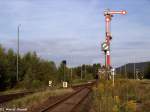 Das Ausfahrsignal N1 in Ottbergen mit Stellwerk im Hintergrund.