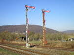 Druchkreuzte Ausfahrsignale  D  und  E ,am 01.März 2023,im Bahnhof Merkers.