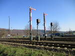 Ausfahrsignale  B  und  C ,mit Gleissperrsignalen,in Richtung Herringen,am 01.März 2023,aus Heimboldshausen.