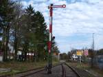 Ein Flgelsignal an der stillgelegten Strecke im Bahnhof Walheim. Im hintergrund sieht man noch den Schrankenposten der die B258 sichert.