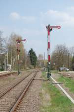 Ebenfalls vom Aussterben bedroht sind die Formsignale. Nachdem nun in Landau (Pfalz) das ESTW ans Netz ging, werden nach und nach wohl auch die anderen Bahnhfe an der Bahnstrecke Karlsruhe - Neustadt (Weinstrae)  estwisiert . Bevor dies geschehen wird, habe ich am 10.4.2010 die Kandler Formsignale nochmal in Form dieses Bildes festgehalten.