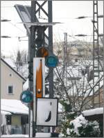 Das Vorsignal Richtung Lindau Reutin zeigt freie Fahrt. Alte Technik gepaart mit Elementen der Neuzeit, wie Sonnenkollektoren oder LED Leuchten. (02.12.2010)