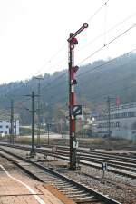 Das ASig (Ausfahrsignal) P3 des Bahnhofs Horb am Neckar. Unten am Sperrsignalmast hngt eine Lf 7-Tafel, welche ber die Kennziffer 7 dem Lokfhrer die Hchstgeschwindigkeit auf 70 km/h begrenzt.
(06.03.14)