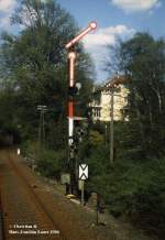 Einfahrsignal und Ausfahrvorsignal in Fahrtstellung irgendwo auf der Nordbahn von Dsseldorf nach Wuppertal in den 80er Jahren.