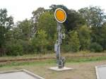 Neben dem ehemaligen Regierungswagen wurde in Gadebusch auch dieses ehemalige Vorsignal aufgestellt.Aufnahme vom 31.August 2014.