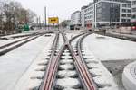 Neue Straßenbahnweichen Anlage am 15.12.18 in Heidelberg Hbf durch den Zaun fotografiert