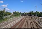 Blick auf die Gleisanlagen des Bahnhofs Villingen(Schwarzw) in nordwestlicher Richtung. Auffällig sind z.B. die noch betriebenen Formsignale.
Aufgenommen von einer Fußgängerbrücke.
[13.7.2018 | 10:30 Uhr]