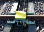 Gleissperre, frher rot, jetzt gelb, dient dem unmittelbaren Flankenschutz von Zugfahrten gegen feindliche Rangierfahrten.