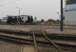 Das Anschlussgleis von Scholz Recycling in Erfurt kreuzt kurz vor dem Werksgelnde die Gleis der Straenbahnlinie 5; 20.06.2012