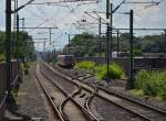 Im Bahnhof Horrem wartet ein Triebzug der Linie S 13 im Stumpfgleis auf die Bereitstellung zur Abfahrt nach Troisdorf. Dass die Gleise in Richtung Dren nicht ganz plan zu liegen scheinen, drfte auf den Teleeffekt zurckzufhren sein.
(Aufnahme 12.07.2012)