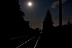 Vom Vollmond beschienenes,zweigleisiges Bahntrassee bei Allensbach in der Nacht des 8.9.2014