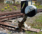 Weichenstellhebel im Bahnhof Bodenmais unmittelbar neben einem Fußübergang über die Gleise.