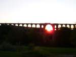 Ein Regiosprinter der Vogtlandbahn berquert die Gltzschtalbrcke am 11.08.12 im Sonnenuntergang.