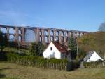 Pressdoppel 204 012-4 und 204 033-9 mit einem Schotterzug auf der Gltzschtalbrcke am 29.10.11.

