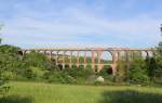 182 595  fuhr am 21.05.14 einen Container durch das Vogtland, hier zusehen auf der Göltzschtalbrücke.