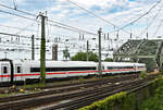 ICE 4 Ausfahrt Hohenzollernbrücke zum Hbf Köln und Kaiser Wilhelm I auf dem Reiterdenkmal überwachts den ganzen Betrieb! 10.06.2022