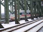 ICE auf der verschneiten Hohenzollenbrcke am 08.01.2009 bei der Einfahrt in den Klner Hauptbahnhof