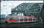 644504 verläßt am 9.5.2001 auf der Fahrt nach Kall um 14.45 Uhr die Hohenzollernbrücke in Köln und fährt in den HBF Köln ein.