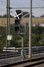 KM 111,0 , die Gleise sind fertiggestellt, momentan werden noch  Gleisjoche und Weichen fr die Einbindung des Bahnhofes Radebeul Ost hier zwischengelagert.
Auch die KS Signale wurden schon berprft. 04.10.2013 11:53 Uhr.