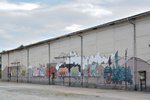 An einer Lagerhalle mit ehemaligen Gleisanschluss am Bahnhof Haldensleben wurde die Wand sehr schön mit einer Dampflok mit Güterzug bemalt.