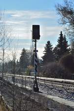 Seit Jahren trotzt das alte Überwachungssignal allen Witterungen. Nn wird dort von HL auf KS Signal umgebaut. Ob es den Umbau weichen muss ist ungewiss.

Berlin Marienfelde 08.01.2018