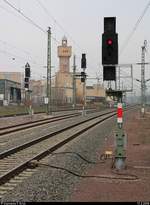 Blick auf das nördliche Gleisvorfeld des Bahnhofs Merseburg mit Ks-Signalen und dem Turm der Aluminiumfolie Merseburg GmbH.