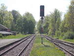 Auch wenn auf der Strecke nach Karow und Meyenburg momentan nicht viel fährt,ist das Ausfahrsignal B,in Richtung Ganzlin,in Plau am See weiterhin in Betrieb.Aufnahme vom 28.April 2018 vom Bahnsteigende aus.