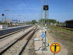 Gleissperrsignal auf Gleis 1 in Waren(Müritz).Rechts zweigte das ehemalige Streckengleis nach Malchin ab,auch zuerkennen der Lokschuppen von der Einsatzstelle Waren(Müritz).Aufgenommen vom Bahnsteigende am 27.April 2020.