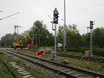 Die neuen Zwischensignale ZR1 und ZR2,in Lancken,Richtung Sassnitz,stehen noch vor den beiden Formsignale.Aufnahme am 18.Oktober 2021.