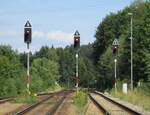 Ausfahrsignale in Richtung Saalfeld und Bad Lobenstein aus dem Bahnhof Wurzbach am 30.August 2022.Aufgenommen vom Bahnsteig.