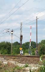 Verschiedenste Bahnanlagen sind an einem Bahnbergang in der Nhe des Lbbenauer Bahnhofs zu sehen.