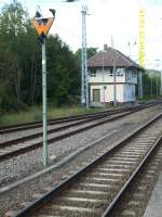 Wartesignal in Binz.Die Bedienung erfolgt vom im Hindergrund befindlichen Fahrdienstleiterstellwerk.