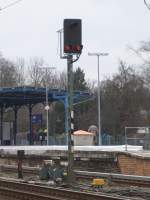 In diesen Jahren wird die Grlitzer Bahn zwischen Grnau und Knigs Wusterhausen auf moderne Sicherungstechnik umgestet. Zuerst war die Fernbahn dran, jetzt auch die S-Bahn. Ab und zu stellt man dabei auch B-Signale auf. Dieses Signal in Hhe des Bahnhofs Zeuthen (S-Bahn Berlin) zeigt den Begriff So16b (Halt vor dem Bahnbergang!).
