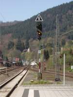 Ein Lichtsignal in Neckargemnd das auf HP 2 steht am 02.04.11