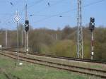 Auch wenn der Bahnhof Sagard nicht mehr besetzt ist,wurden die Ausfahrsignale  D  und  E in Richtung Sassnitz nicht abgebaut.Aufnahme vom 20.April 2011.