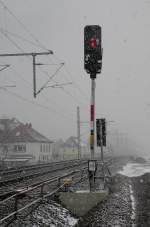 Ein Lichtsignal am 08.02.2013 an der Strecke Dresden Neustadt-Radebeul im dichten Scneetreiben gegen 15:58 Uhr. 