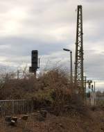 HLx zeigt dieses Signal, auch haben die fleiigen Arbeiter der Strabag das Motiv teilweise verdeckt, denn es gilt Baufreiheit zu schaffen fr die neuen Gleise der Linie S1 in Dresden Trauchau.