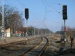 Im Kreuzungsbahnhof Gelbensande(Strecke Rostock-Stralsund) sind die  bei der DR bekannten Lichtsignale in Betrieb.Hier sind es die Ausfahrsignale B und C in Richtung Stralsund die ich am 23.Februar 2014 fotografierte.