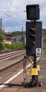 Nur etwas größer als Ivie ist dieses Ausfahrsignal auf Gleis 3 im Bahnhof von St. Ingbert. Hier geht der Blick in Richtung Homburg. Bahnstrecke 3250 Saarbrücken - Homburg am 05.06.2014 