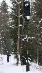 Licht - oder Loipensignal ?? 24.01.2016  Skiloipe Richtung Moldava (Tschechien)  Ob die Skiläuferin das Signal beachtet hat, entzieht siech der Kenntnis des Fotografen.09:53 Uhr.