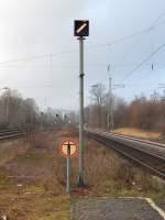 Nachdem der RE8 abfuhr blieb das Signal auf Fahrt und wurde erst nach dem nächsten Güterzug wieder auf Halt geschaltet.