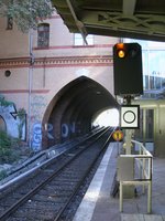 Vorsignalwiederholer vor dem  Tunnel  in der Station Berlin Prenzlauer Berg am 01.Oktober 2011.