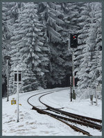 Winter im Harz: Zu sehen ist das Ausfahrsignal des Bahnhofs Schierke Richtung Brocken. Die moderne elektronische Stellwerkstechnik bildet einen deutlichen Kontrast zum touristischen Dampfbetrieb. (11.02.2017)