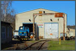 Die Werklok 884 048 der Altmark Rail sonnt sich am 30.03.2021 vor der Halle der Strabag in Haldensleben. (fotografiert vom BÜ Schützenstraße)